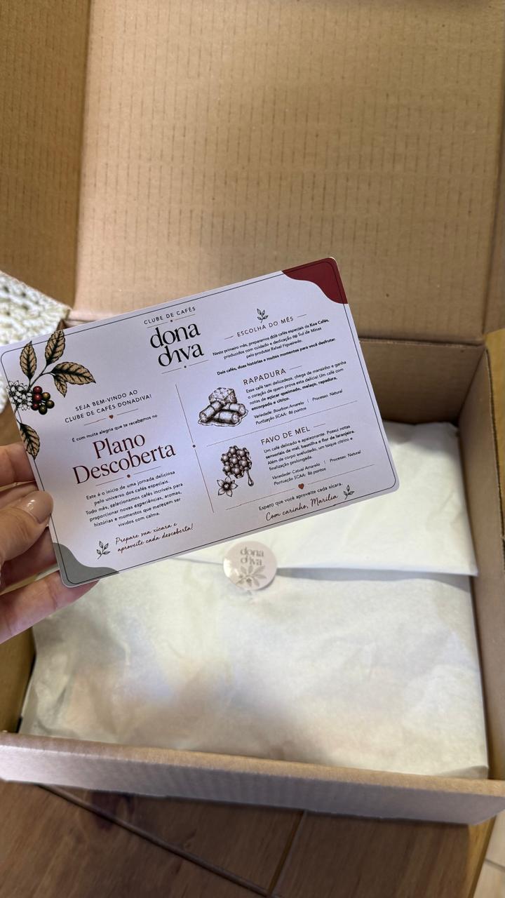 Caixa aberta com o cartão de boas-vindas da Dona Diva